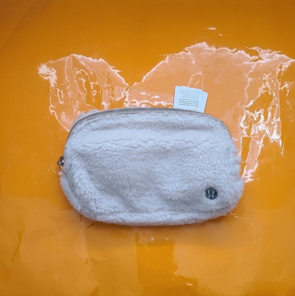 Lululemon everywhere belt bag fleece natural ivory - Picture 1 of 5
